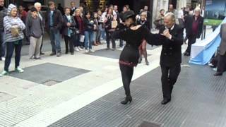 Espectáculo en la Calle Florida Bailando el Tango [upl. by Latihs]