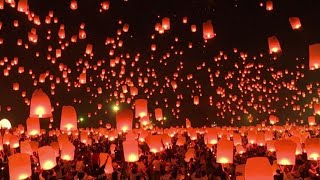 Migliaia di lanterne volanti illuminano il cielo in Thailandia [upl. by Eyeleen]