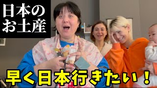 日本のお土産で親子喧嘩勃発⁈ママと姉ちゃんが感激したお土産の中身とは？ [upl. by Siurtemed]