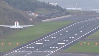 Atterrissage très difficile en pleine tempête à Madeira Airport [upl. by Anaihr774]