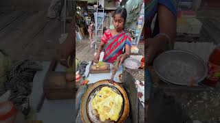 torrada de pão com ovo é um lanche de rua popular em Kolkata Índia shost [upl. by Teplitz459]