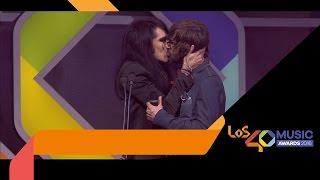 Beso Mario Vaquerizo y Santi Millán en Los 40 Music Awards [upl. by Nerraj]