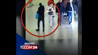 Roma turista accoltellata a Termini il momento dellaggressione [upl. by Lyrad]