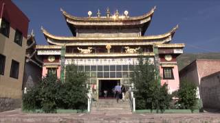 The Longwu monastery  Le monastère Longwu Tongren  Qinghai  China [upl. by Ibor115]