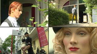 David Bowie und Marlene Dietrich Wachsfiguren auf Berlins Straßen  AFP [upl. by Hairahs]