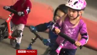 Competencia en bicicletas sin pedales Niños compiten a corta edad en bicicletas sin pedales [upl. by Ahtera651]