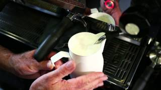 Koffie Masterclass  Melk opschuimen [upl. by Willard]