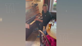 El cantante de Coldplay sorprendió a todos en un bar y hasta tocó varios temas en el piano [upl. by Yessydo644]