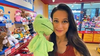 ZELF EEN EIGEN KNUFFEL MAKEN in EEN AMERIKAANSE WINKEL  Build A Bear  Fan Friday [upl. by Eidna249]