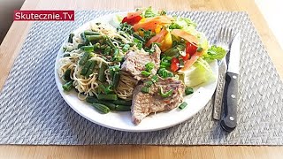 Szybki obiad • Karkówka cebulowa Chow mein z fasolką  SkutecznieTv [upl. by Streeto]