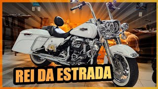 A MELHOR E MAIS ESTILOSA MOTO PARA VIAJAR HARLEY DAVIDSON ROAD KING CLASSIC [upl. by Ehsrop688]