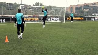 Video de entrenamiento de porteros de fútbol Juego con el pie II [upl. by Tillfourd]