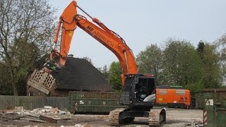 Follow this skilled operator in his Hitachi Zaxis 350 crawler excavator tearing down a car workshop [upl. by Greeley]