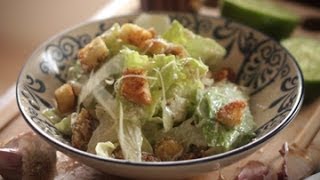 Caesar Salad  Receita Original [upl. by Ahsirtap]