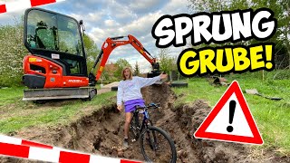 Wir bauen eine XXL Fahrrad SPRUNG GRUBE im GARTEN mit Bagger [upl. by Ardnekal]