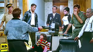 किसी ने हिलने की कोशिश की तो बच्ची की खोपड़ी उड़ा दूंगा  Raj Kumar Best Action Climax Scene Hamraaz [upl. by Cazzie]