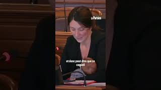 Une élue siège au Conseil de Paris avec son bébé dans les bras [upl. by Rohn]