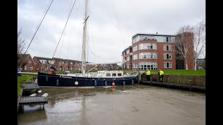 Zeilboot in het Nieuwe Diep in Appingedam losgeslagen tijdens storm Pia [upl. by Urania208]