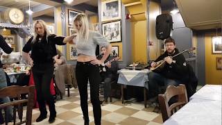 ATİNA BAYRAKTARİS TAVERNADA MUHTEŞEM ZEİBEKİKOPERFECT DANCE AT A GREEK TAVERN IN ATHENS [upl. by Ylyl]