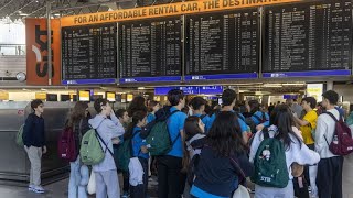 Germania protesta degli ambientalisti aeroporto di Francoforte bloccato per ore [upl. by Ellerol]