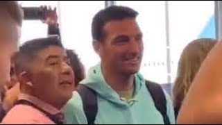 EL APLAUSO ESPONTÁNEO EN EZEIZA PARA LIONEL SCALONI A PUNTO DE INICIAR LA GIRA CON LA SELECCIÓN [upl. by Assilana]