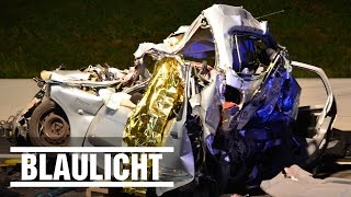 Familie tot  Gemüselastwagen quetscht Citroen unter Lkw  Unfall auf A1 [upl. by Adnaloj]