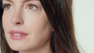 Shiseido Vital Perfection WrinkleSpot Treatment com Anne Hathaway  Potencial Não Tem Idade [upl. by Hephzipa]