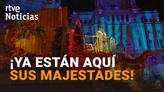 REYES MAGOS Las CARROZAS RECORREN las CALLES de toda ESPAÑA repartiendo ILUSIÓN  RTVE Noticias [upl. by Anirak]