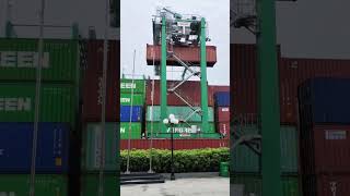 The pulley system is lifting the cargo container [upl. by Nnalyrehs]