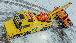 Vrachtwagens bergen met de Volvo FH16 wrecker van Wolves [upl. by Schnurr189]