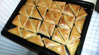 Baklava kako napraviti trouglaste BAKLAVE  Mamin recept [upl. by Norrehs]