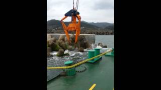 The tetrapod laying using hydraulic grab ”F3C” product by TAIYU 01 [upl. by Ynolem]