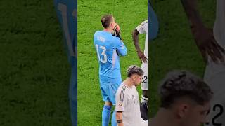 LUNIN REACCIONANDO A LA LESIÓN DE CARVAJAL EN ESTADIO BERNABÉU football shorts realmadrid [upl. by Blake]