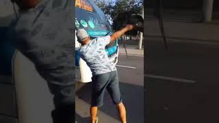 Homem vandalizando o ônibus da linha 864 Bangu x Campo Grande da Viação Jabour  ônibus [upl. by Furlong]