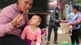 Pick up trash to sell to buy milk for daughter return wallet to person who dropped it [upl. by Necyrb640]