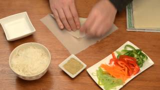 Vietnamese loempia vouwen  How to fold a spring roll [upl. by Ajroj]