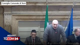 Terni il sindaco Bandecchi quotUn uomo normale guarda il bel co di una donna e ci provaquot [upl. by Aniratak]