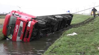 Helden van de weg  Oldtimer aangereden door vrachtauto [upl. by Bak]