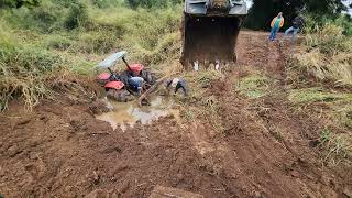 Acidente com trator que caiu na vala cheia de água🚜  Escavadeira hidráulica [upl. by Damali54]