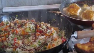 Vermicelles de riz sautées aux légumes et poisson frit دويدة الارز بالخضر والسمك [upl. by Brittnee510]