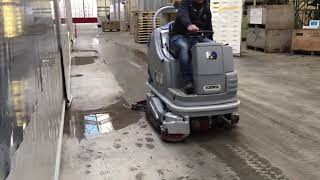 Schrobmachine HD Floorpul Diamond 100S zuigt de vloer kurkdroog bij een bloembollenproducent [upl. by Langelo]