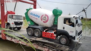 Mobil Truk Tronton Molen Cor Mixer Beton Ngecor Jalan Desa Melewati Jalan Lumpu [upl. by Engleman]