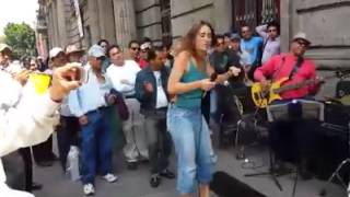 Extranjera cantando en las calles de México [upl. by Aicac656]