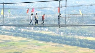 Chine vertige et émotions fortes sur un pont suspendu en verre [upl. by Elockcin]