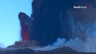 Etna fontane di lava ed esplosioni la fase più intensa del parossismo del 21 febbraio 2022 [upl. by Ecyned]