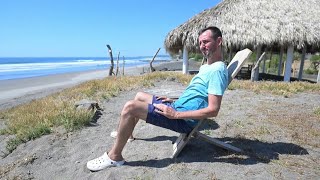 El “gringo” que espera la quotBitcoin Cityquot de Bukele en una playa de El Salvador  AFP [upl. by Marcello]