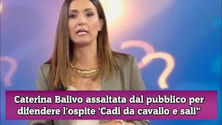 Caterina Balivo assaltata dal pubblico per difendere lospite Cadi da cavallo e sali’ [upl. by Bremble942]