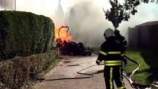 Coniferenhaag en onkruidbrander vatten vlam in Yerseke [upl. by Lebezej]