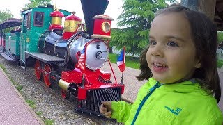 Un AIR de VACANCES en FAMILLE avec un PETIT VOYAGE en TRAIN au PARC dATTRACTIONS  Démo Jouets [upl. by Jobey]