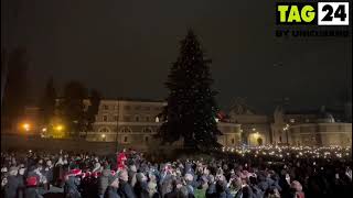 Roma il momento dell’accensione dell’albero di Natale in Piazza Del Popolo [upl. by Julee870]